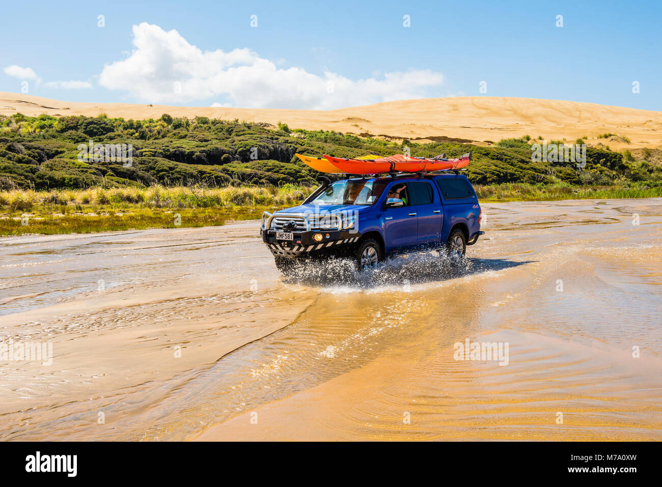 Vehicule 4x4 augmente le flux de Te Paki, utilisé comme une 'route' pour accéder à quatre-vingt-dix Mile Beach, North Island, New Zealand Banque D'Images