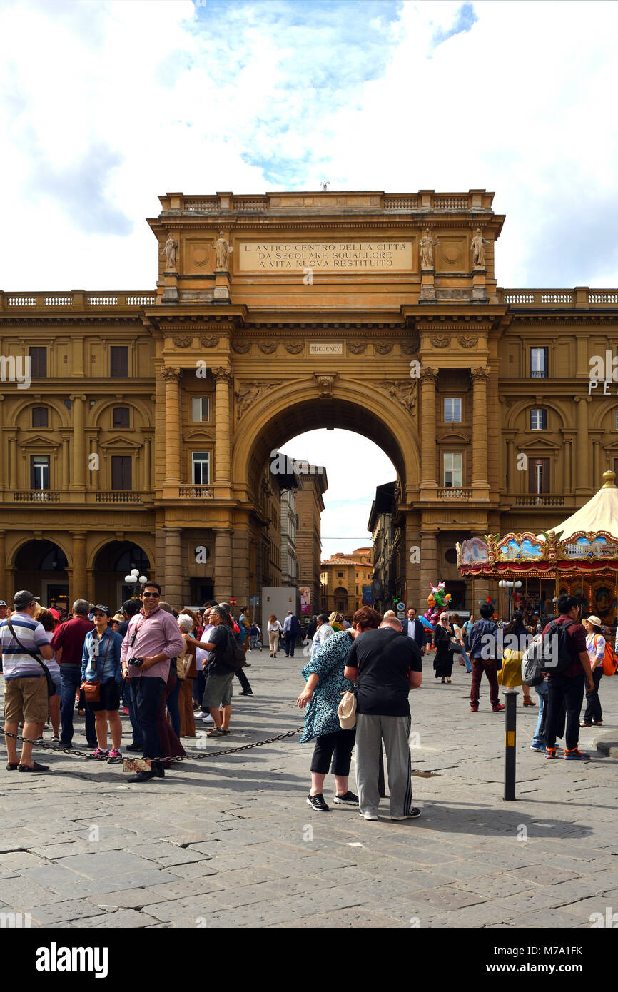 L'Arc de Triomphe sur la Piazza della Repubblica, dans le centre historique de Florence avec les peuples - L'Italie. Banque D'Images
