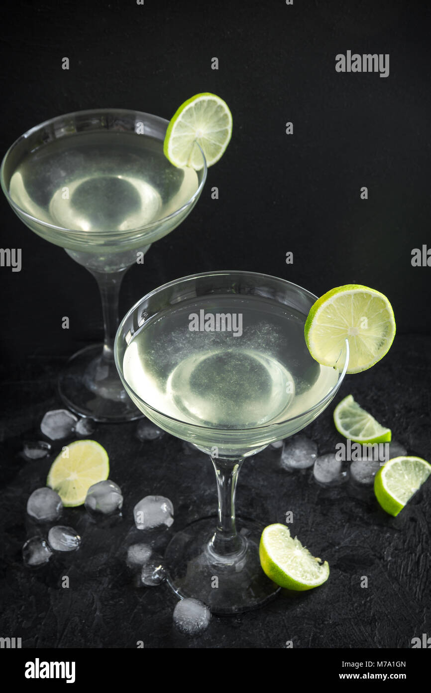 Marguerite Сocktail avec de la chaux et de la glace sur la table en pierre noire, copiez l'espace. Cocktail Margarita classique. Banque D'Images