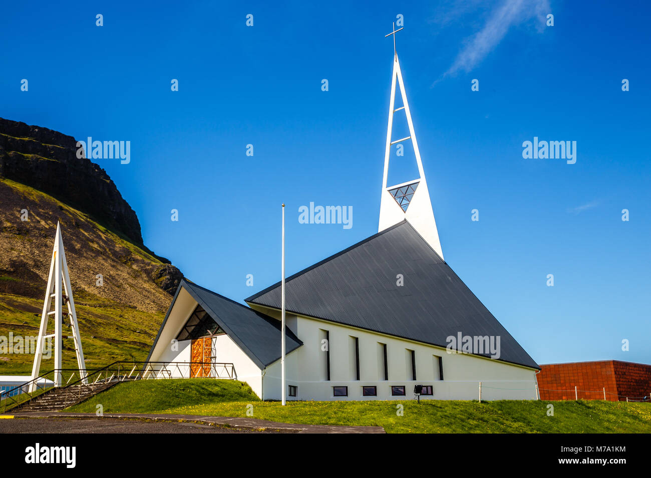Olafsvikurkirkja forme triangulaire de style moderne blanc Lutheran Church, Olafsvik, Péninsule de Snæfellsnes, à l'ouest de l'Islande Banque D'Images