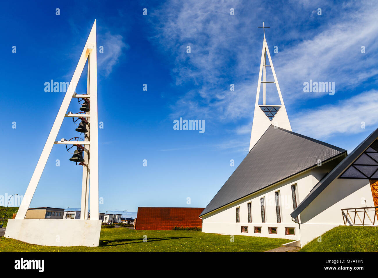 Olafsvikurkirkja forme triangulaire de style moderne blanc Lutheran Church, Olafsvik, Péninsule de Snæfellsnes, à l'ouest de l'Islande Banque D'Images