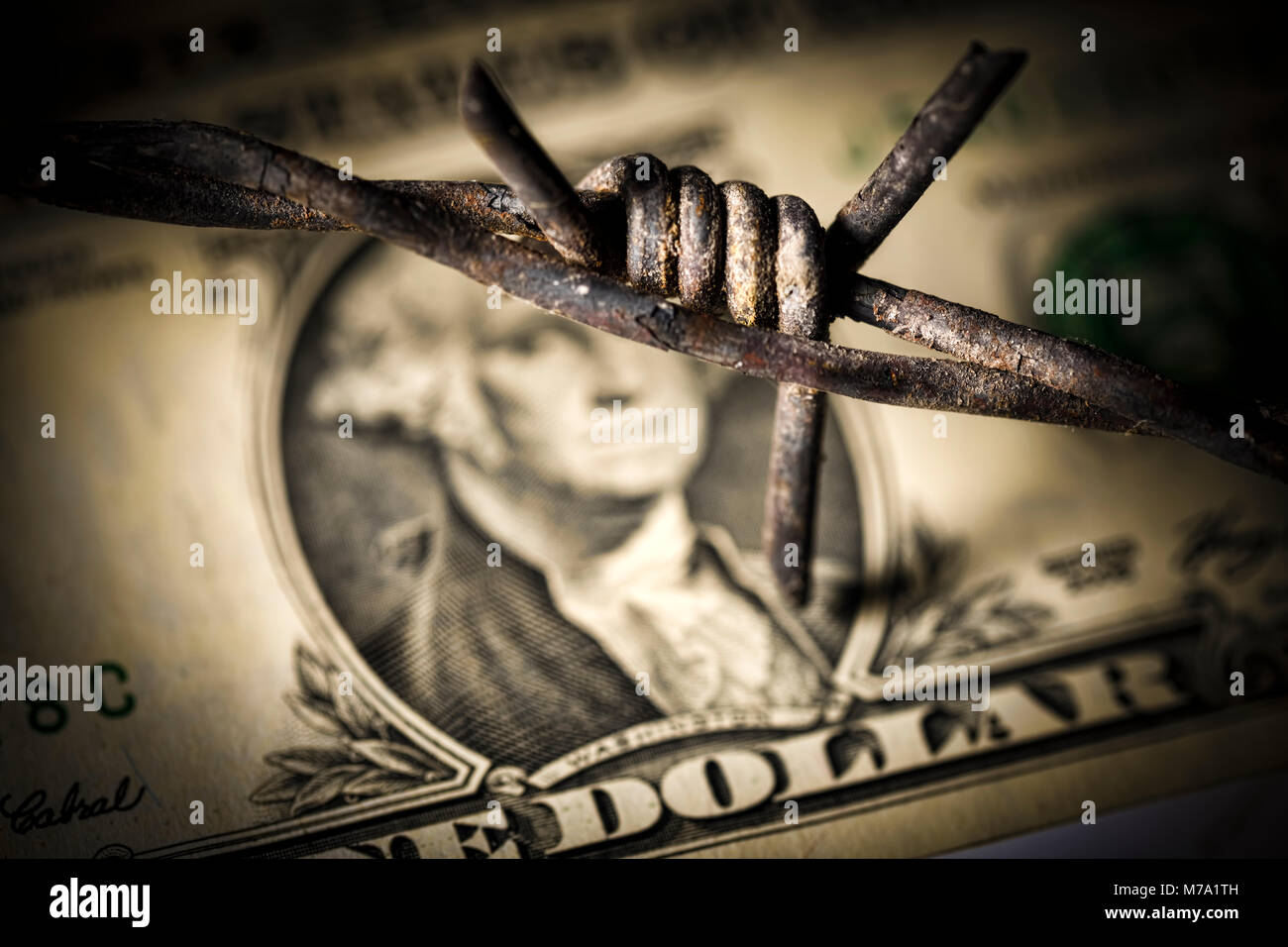Dollar note derrière les barbelés, les tarifs protecteurs Banque D'Images