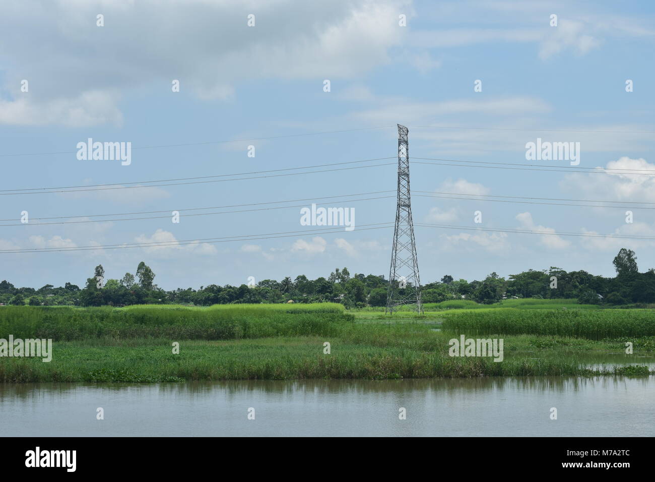 Une tour sur le côté de la rivière.Green paysage est juste un autre terme, Green paysage est juste un autre terme pour durable ou écologique-amical. Banque D'Images