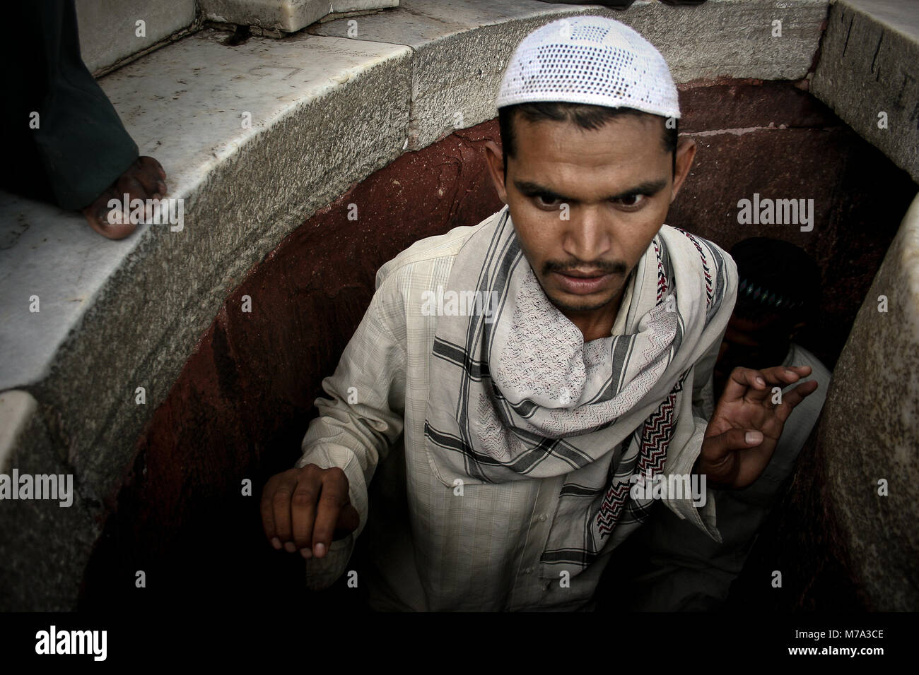 Delhi, Inde : un homme s'échappe de l'étroit escalier menant au sommet du minaret de la mosquée Jama Masjid à Delhi Banque D'Images