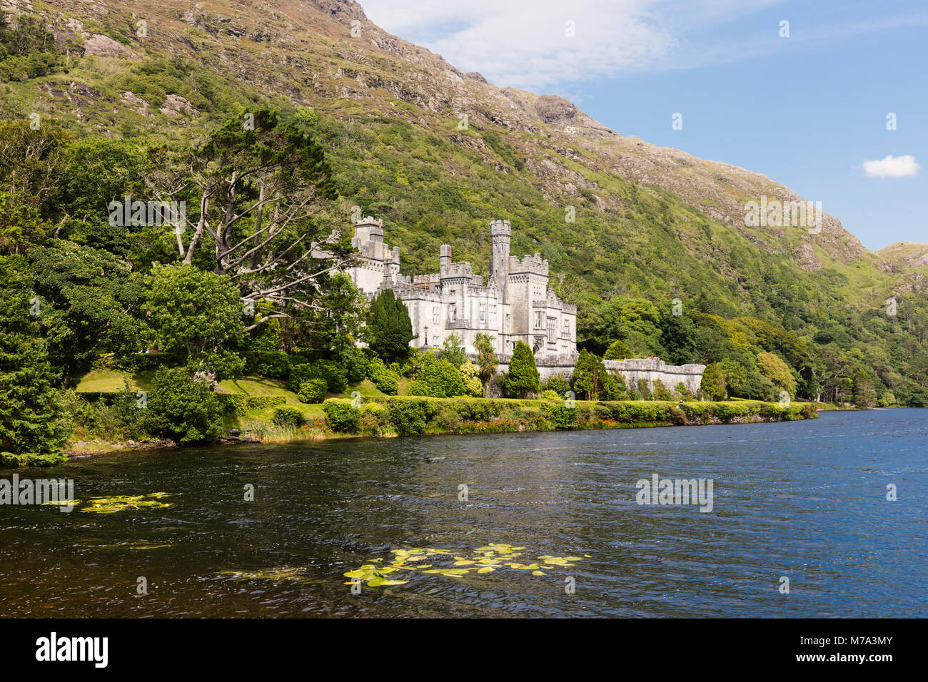 L'Abbaye de Kylemore, dans le comté de Galway, en République d'Irlande. L'Irlande. Ce monastère bénédictin se trouve juste en dehors de la Connemara National Park. Il a été construit un Banque D'Images
