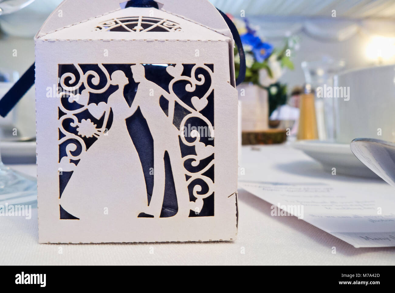 Une boîte cadeau carte blanche sur une table à un dîner de mariage. Banque D'Images
