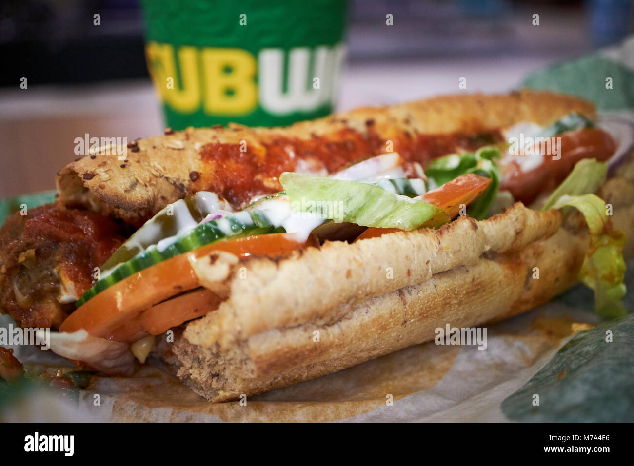 Six pouces Subway meatball marinara sandwich dans le Royaume-Uni avec café Banque D'Images