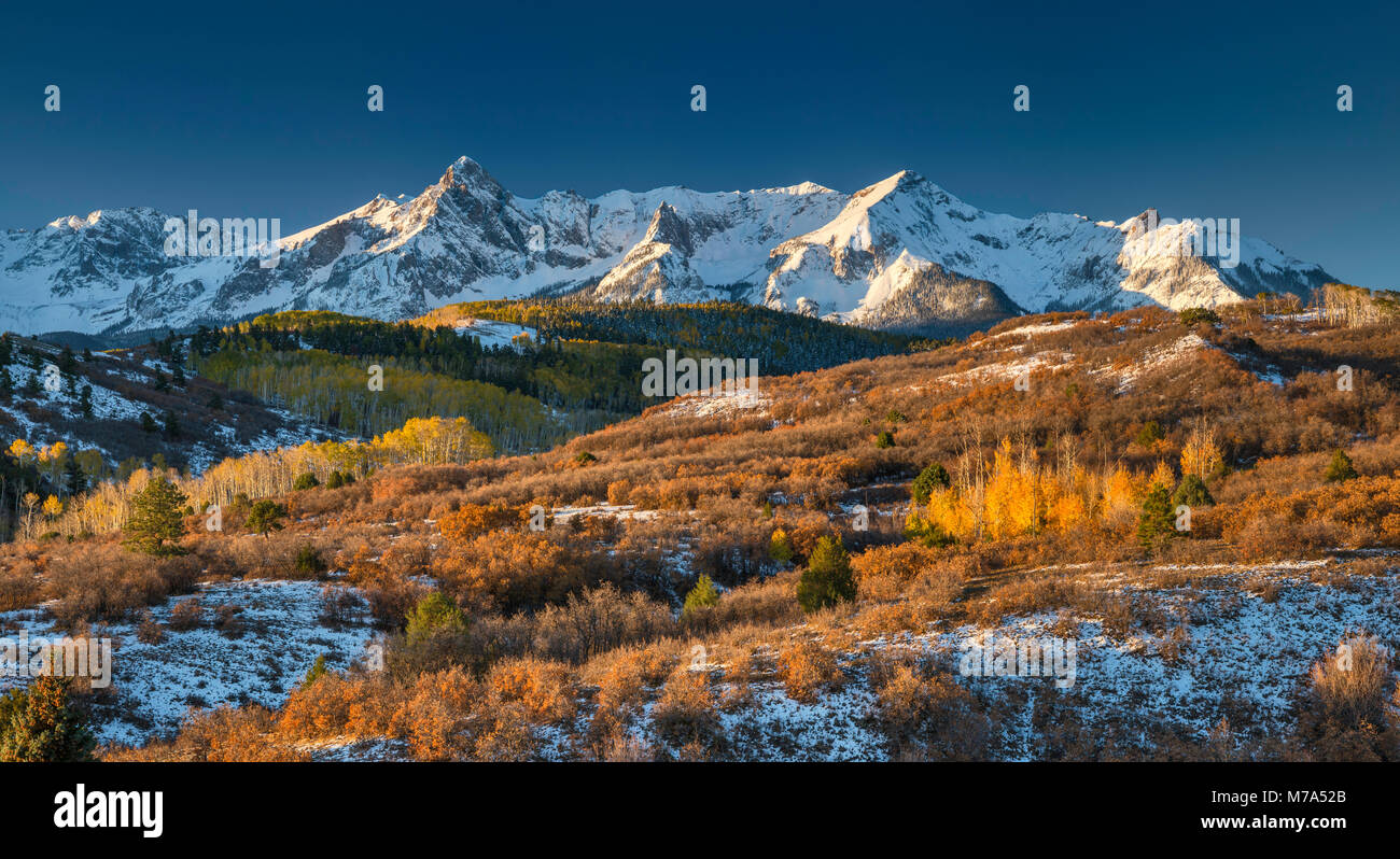 Pôle nord et Pic Pic Hayden dans Sneffels Range, sous la neige à la fin de l'automne, vue au lever du soleil de San Juan Skyway National Scenic Byway, près de Dallas Di Banque D'Images