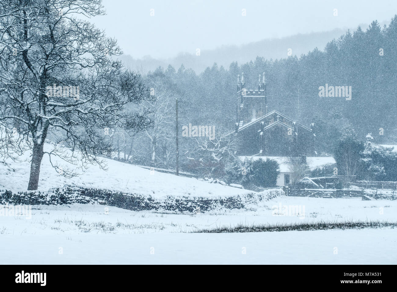Le Yorkshire village de Cragg Vale pris dans la "bête de l'Est' dans le 2018. Banque D'Images