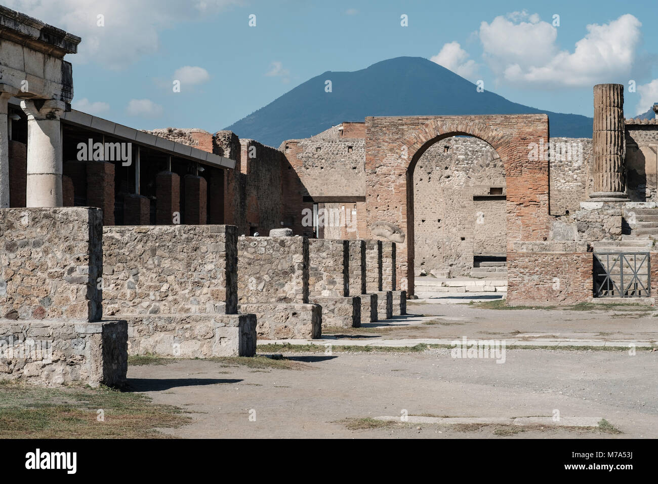 Les ruines de Pompéi, avec le Vésuve en arrière-plan. Banque D'Images