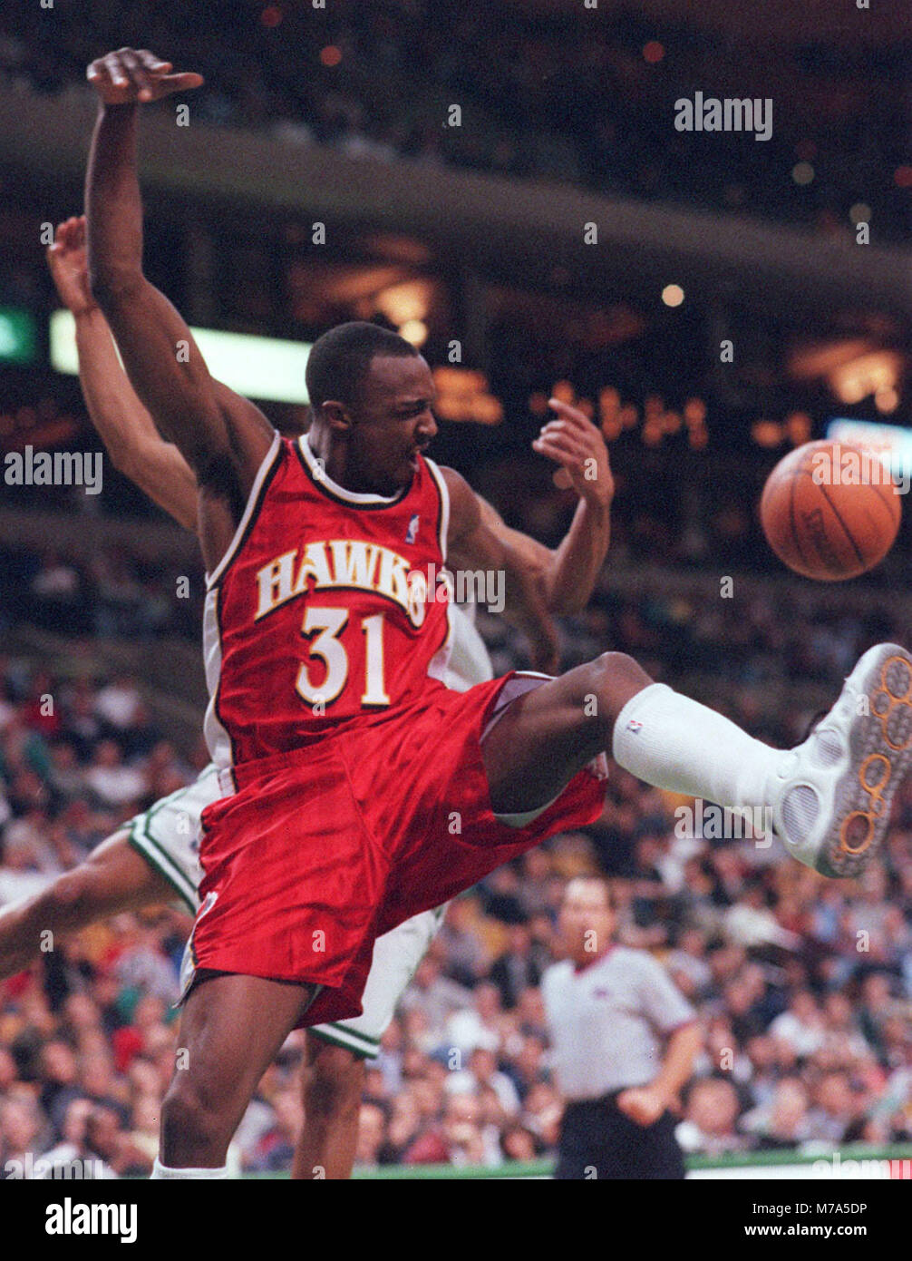 Atlanta Hawks JASON TERRY ENCRASSÉ DANS 4ÈME ACTION QT au Fleet Center à Boston MA USA 12-22-99 PHOTO BILL BELKNAP Banque D'Images