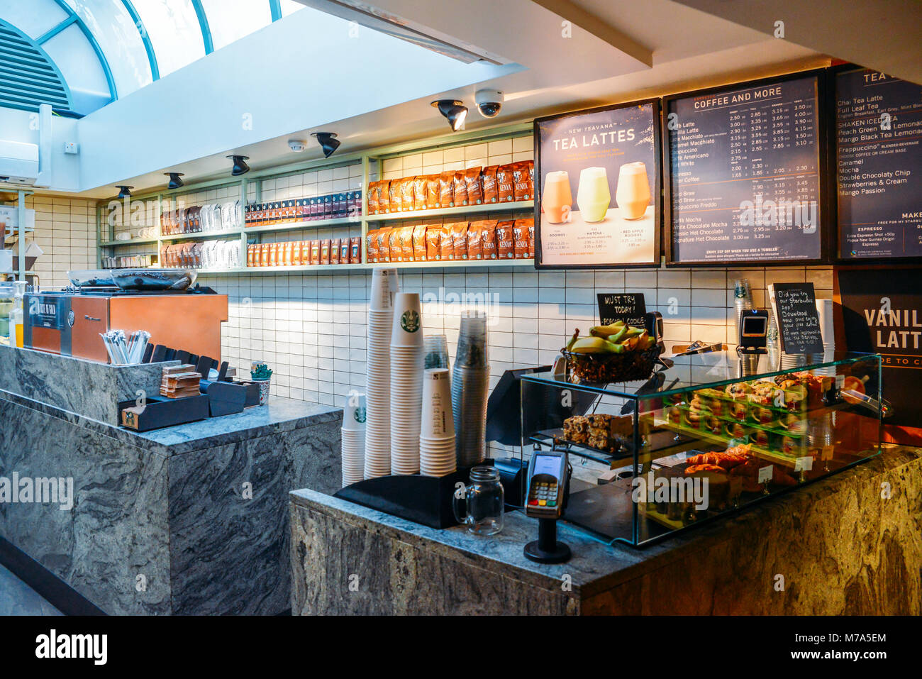 Londres, UK - 8 mars, 2018 : vide café Starbucks dans High Street Kensington, London, UK avec des puits de lumière naturelle Banque D'Images
