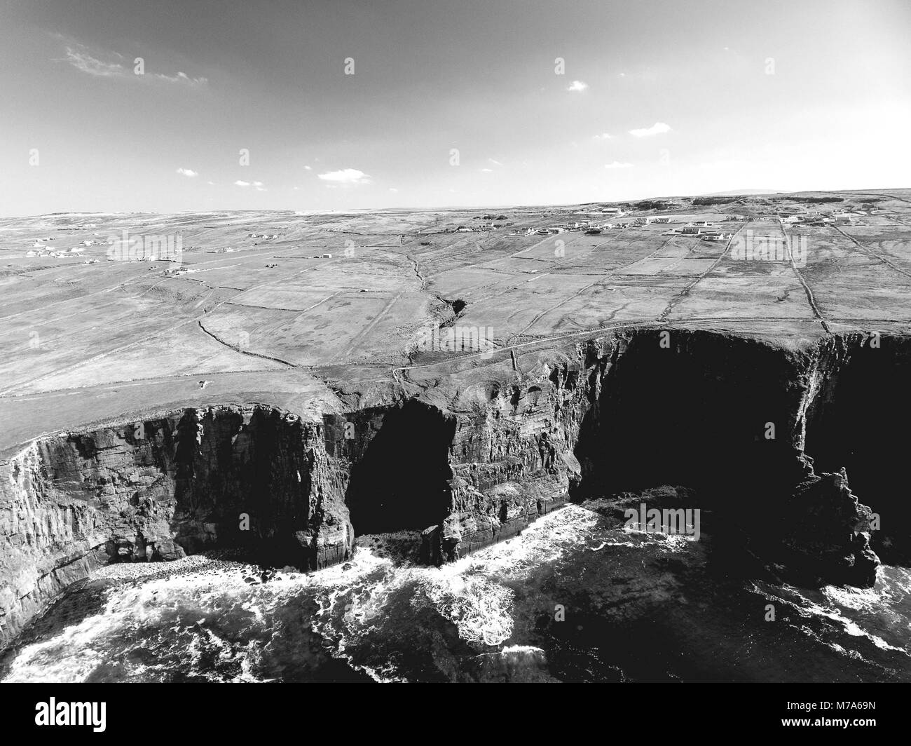 Photographie de paysage en noir et blanc des falaises de Moher dans le comté de Clare, Irlande Banque D'Images