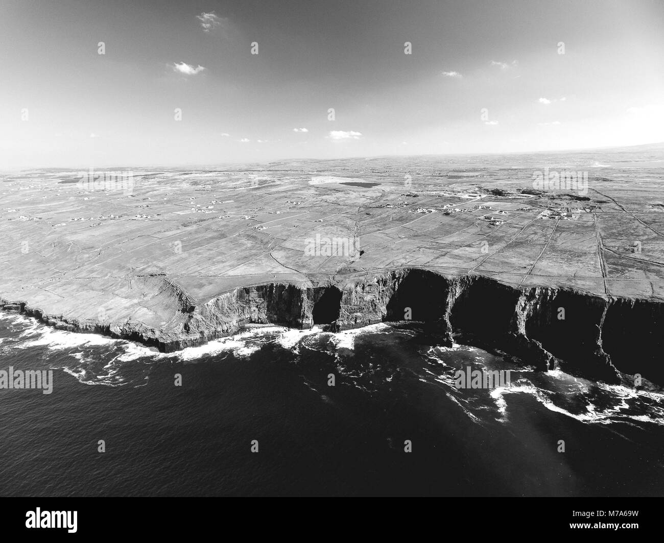 Photographie de paysage en noir et blanc des falaises de Moher dans le comté de Clare, Irlande Banque D'Images