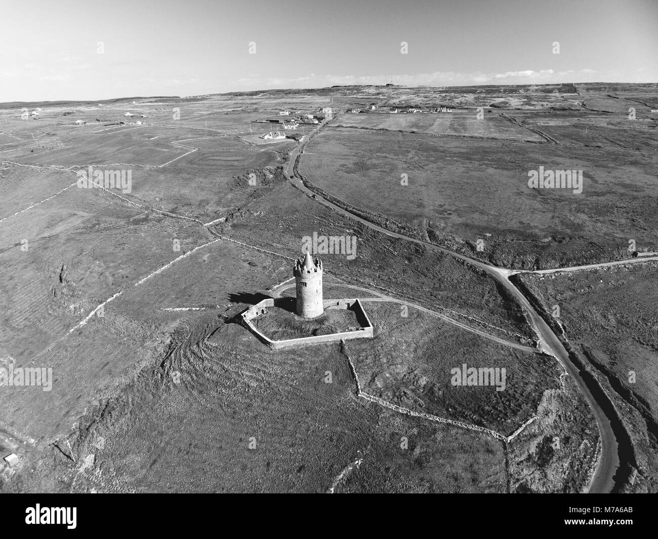 Vue aérienne d'un vieux château irlandais de Doolin dans le comté de Clare, Irlande Banque D'Images