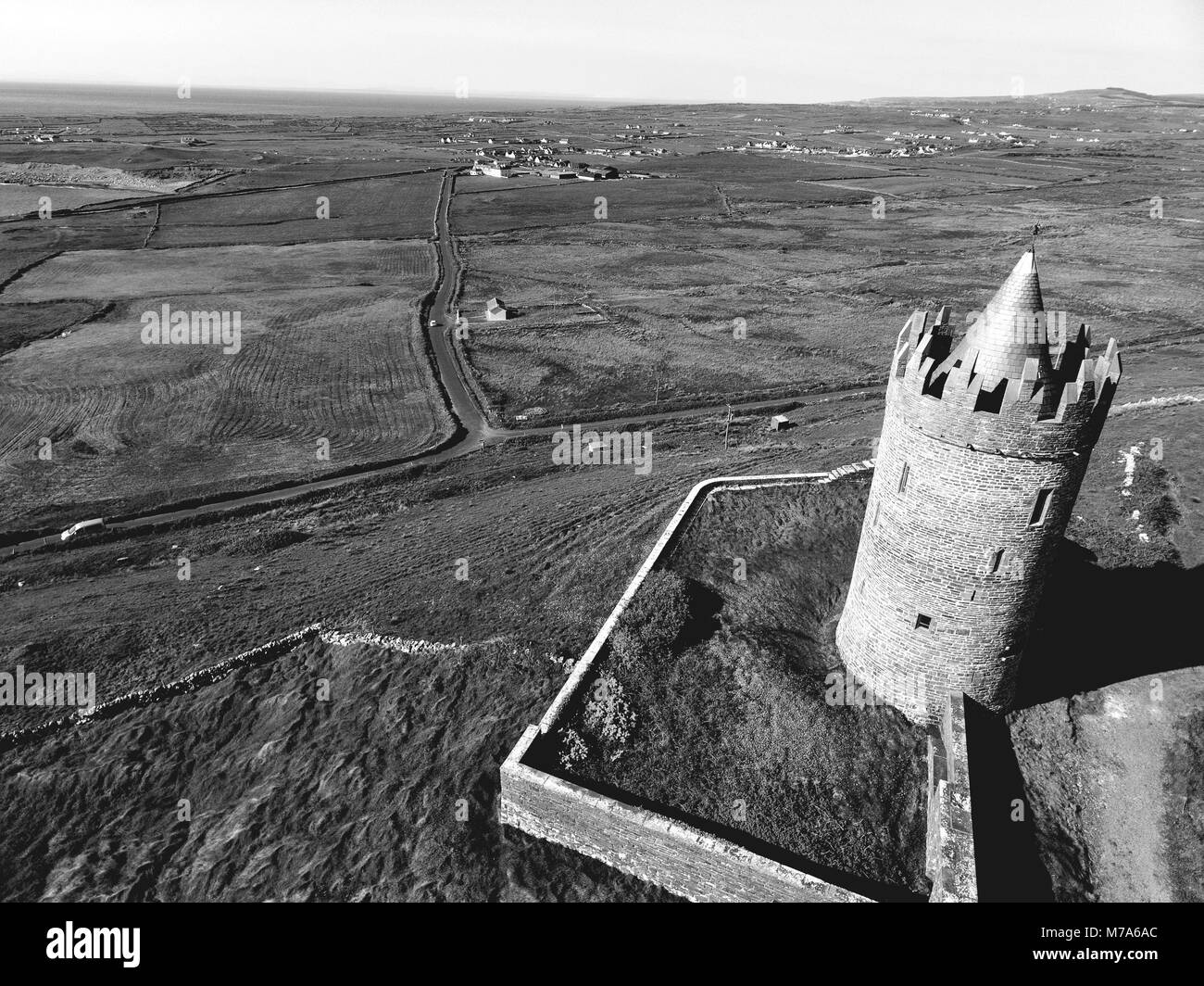 Vue aérienne d'un vieux château irlandais de Doolin dans le comté de Clare, Irlande Banque D'Images