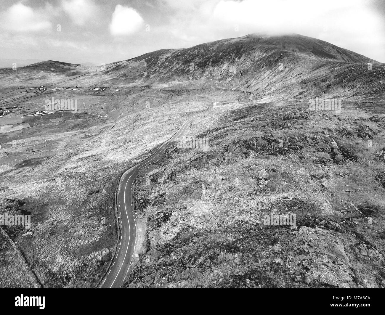 Antenne noir et blanc paysage Birds Eye à partir de l'anneau de Kerry, Irlande. beau parc national pittoresque. Banque D'Images