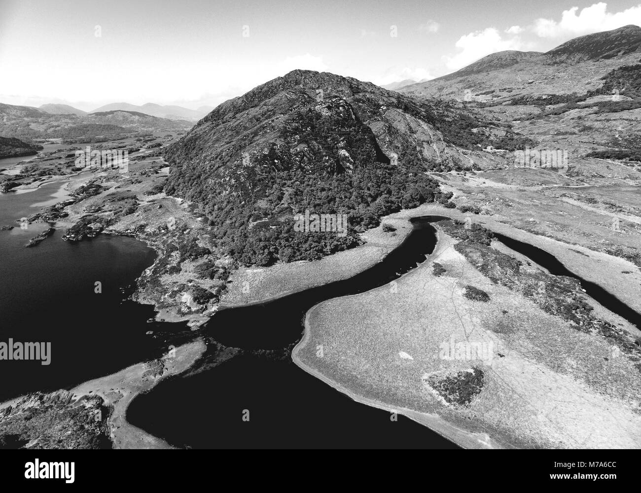 Antenne noir et blanc paysage Birds Eye à partir de l'anneau de Kerry, Irlande. beau parc national pittoresque. Banque D'Images