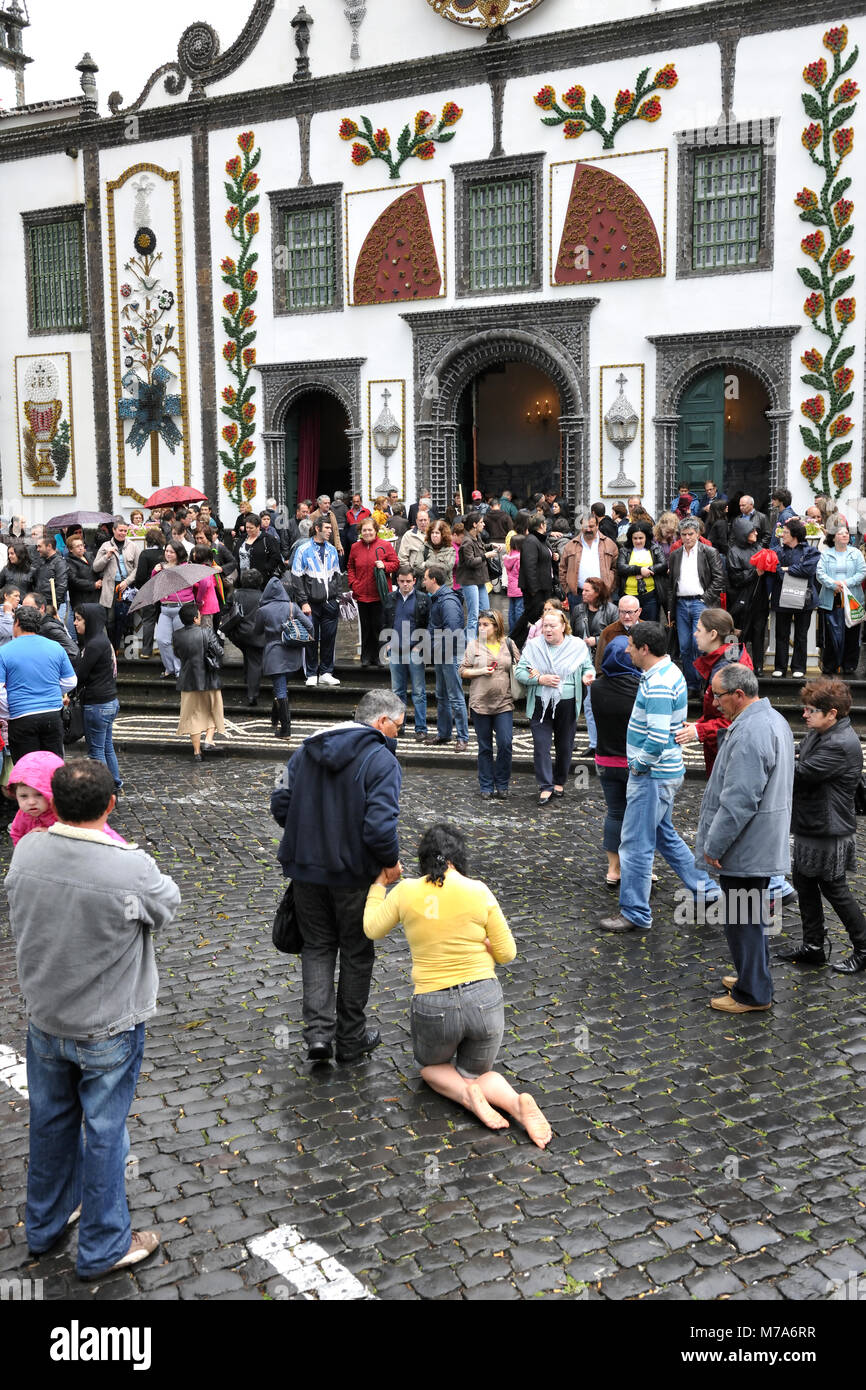 Les pèlerins pendant le Senhor Santo Cristo festivités religieuses à Ponta Delgada. São Miguel, Açores. Portugal Banque D'Images