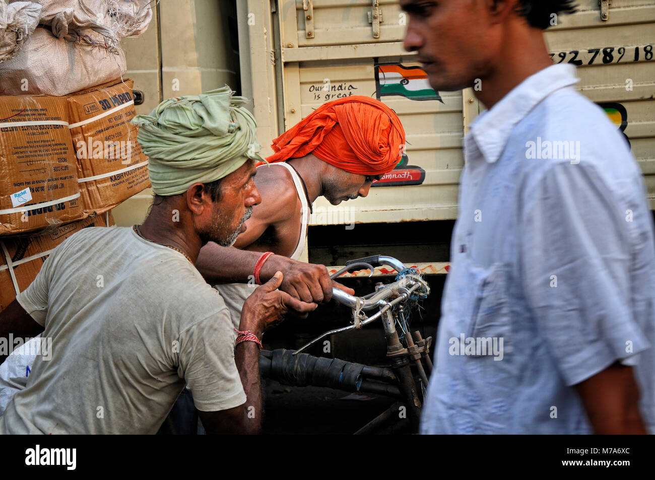 Rickshawman dans les rues de Kolkata. L'Inde Banque D'Images