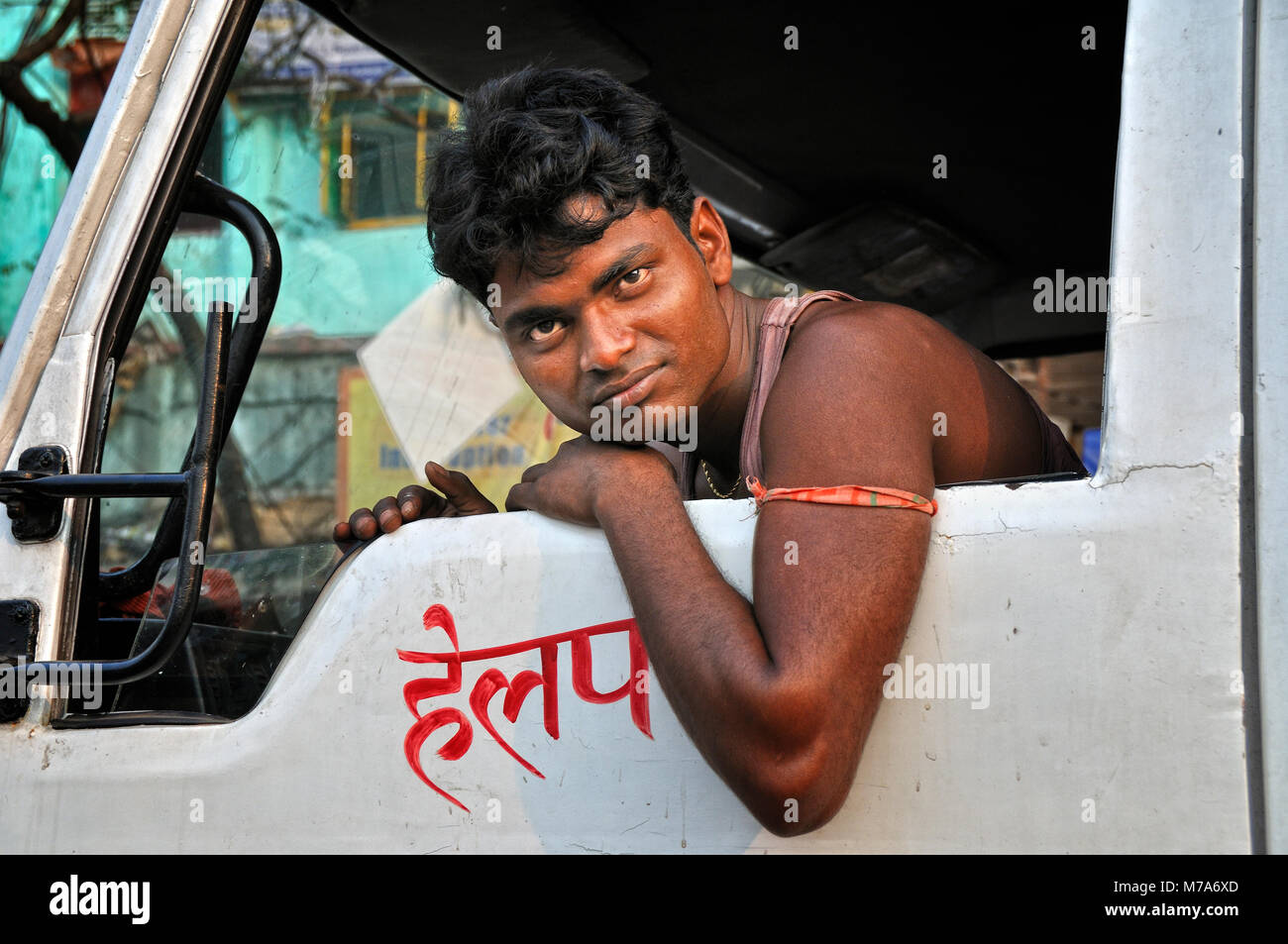 Trucker dans les rues de Kolkata. L'Inde Banque D'Images