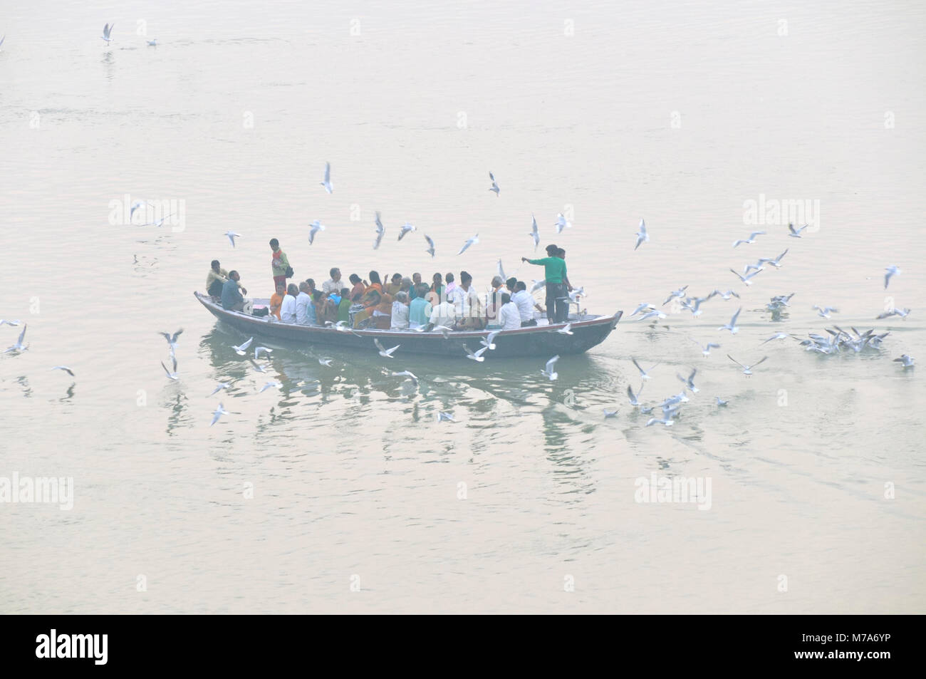 Les pèlerins sur le Gange, Varanasi, Inde Banque D'Images