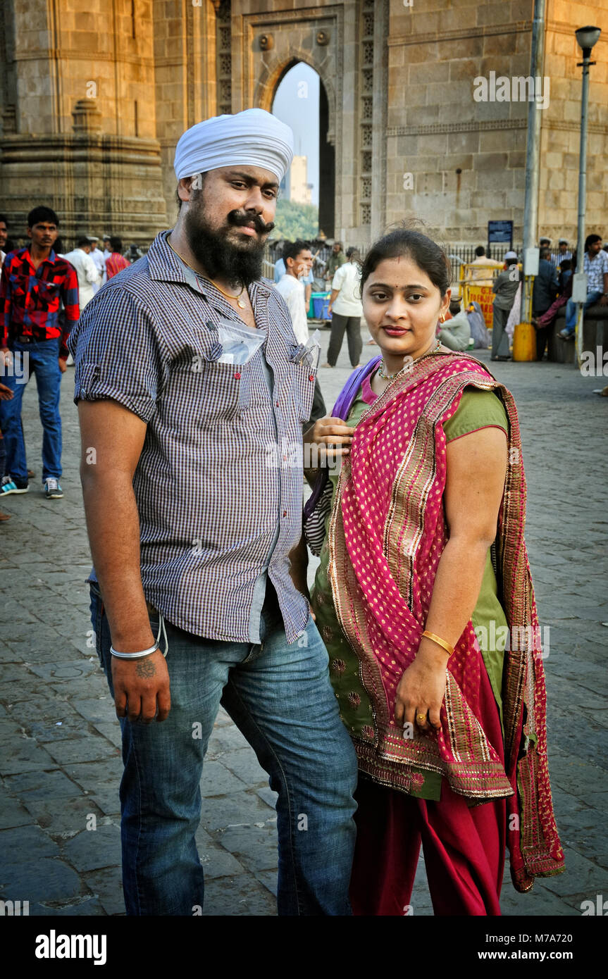 Jeune couple près de la porte de l'Inde, Mumbai, Inde Banque D'Images