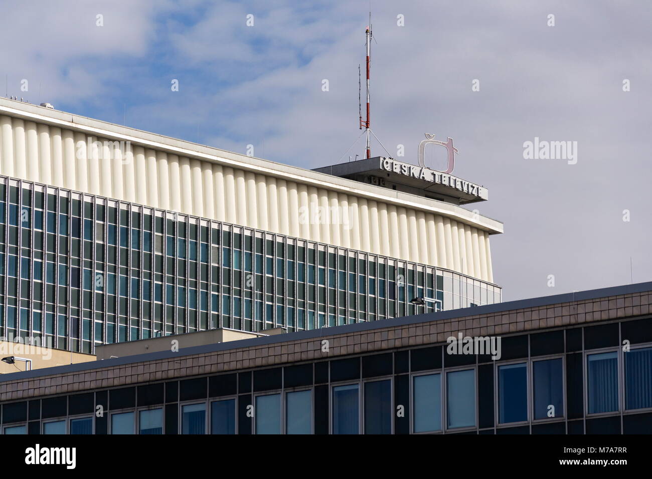 PRAGUE, RÉPUBLIQUE TCHÈQUE - 9 mars 2018 : Ceska televize télévision publique logo de l'entreprise sur le bâtiment de l'ONU le 9 mars 2018 Banque D'Images