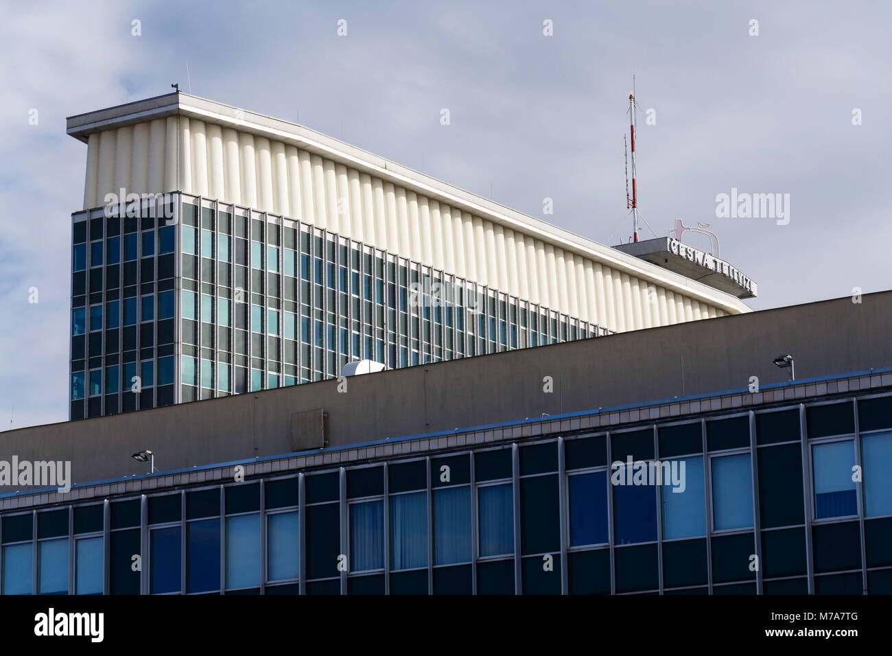 PRAGUE, RÉPUBLIQUE TCHÈQUE - 9 mars 2018 : Ceska televize télévision publique logo de l'entreprise sur le bâtiment de l'ONU le 9 mars 2018 Banque D'Images