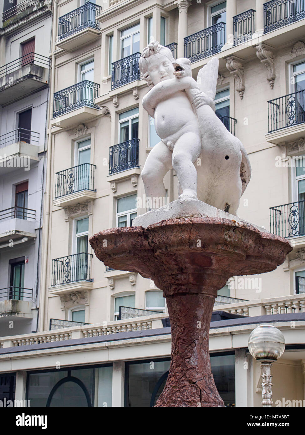 Garçon avec Goose statue fontaine à San Sebastian, Pays Basque, Espagne Banque D'Images