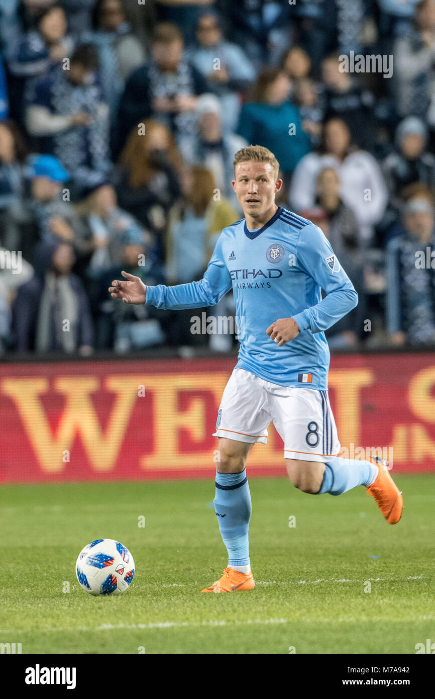 Le milieu de terrain Alexander Ring lance une balle en MLS saison régulière avec Sporting Kansas City à l'équipe de Childrens' Merci Park, Kansas City, Kansas. Banque D'Images