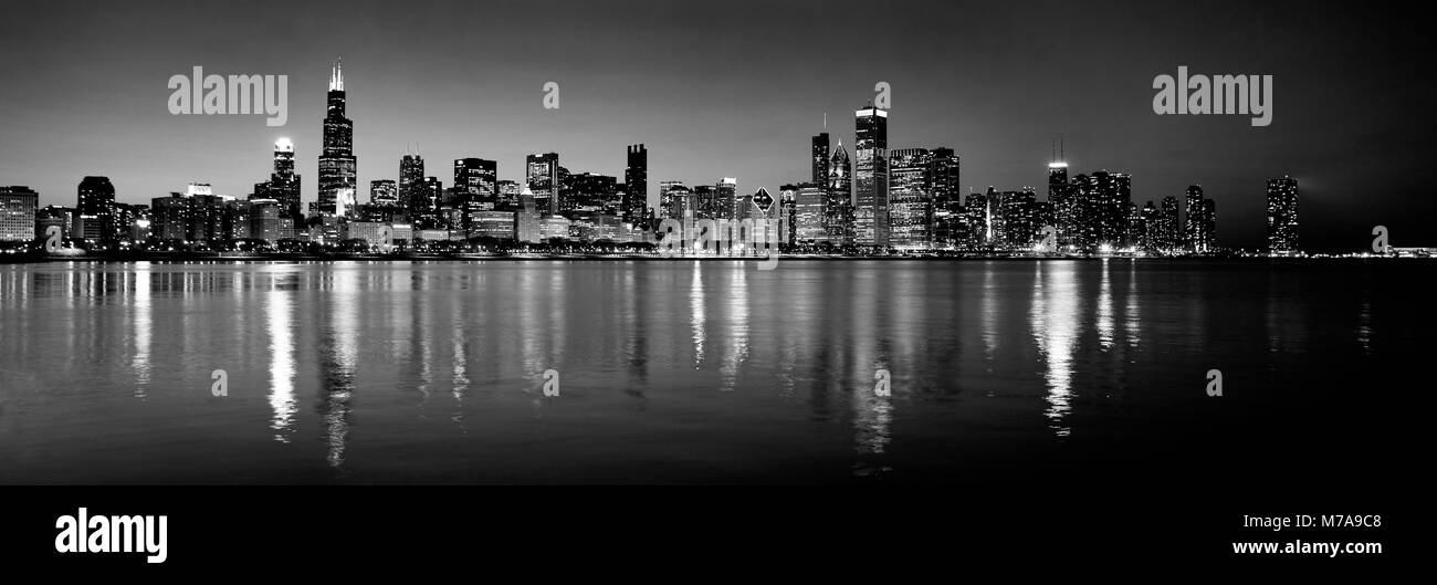 Chicago, Illinois, USA Skyline nuit vue panoramique sur le lac Michigan au crépuscule en noir et blanc Banque D'Images