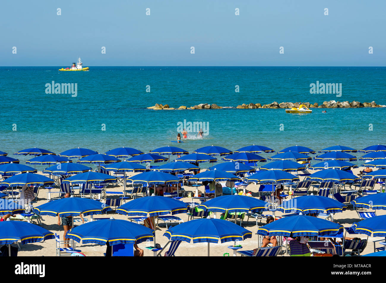 Plage de baignade touristique avec parasols, Lungomare Cristoforo Colombo, Molise, Italie Banque D'Images