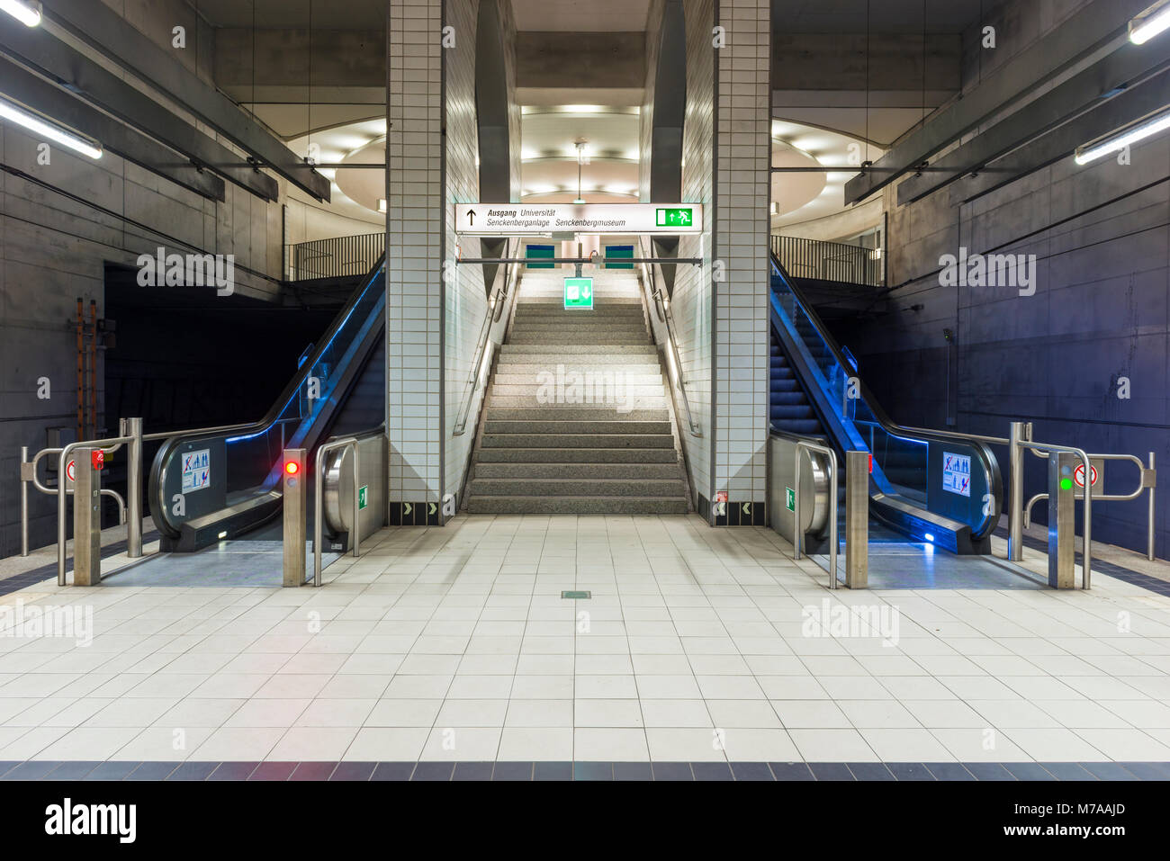 Escalier et escaliers mécaniques, la station de métro Bockenheimer Warte, Bockenheim, Frankfurt am Main, Hesse, Allemagne Banque D'Images
