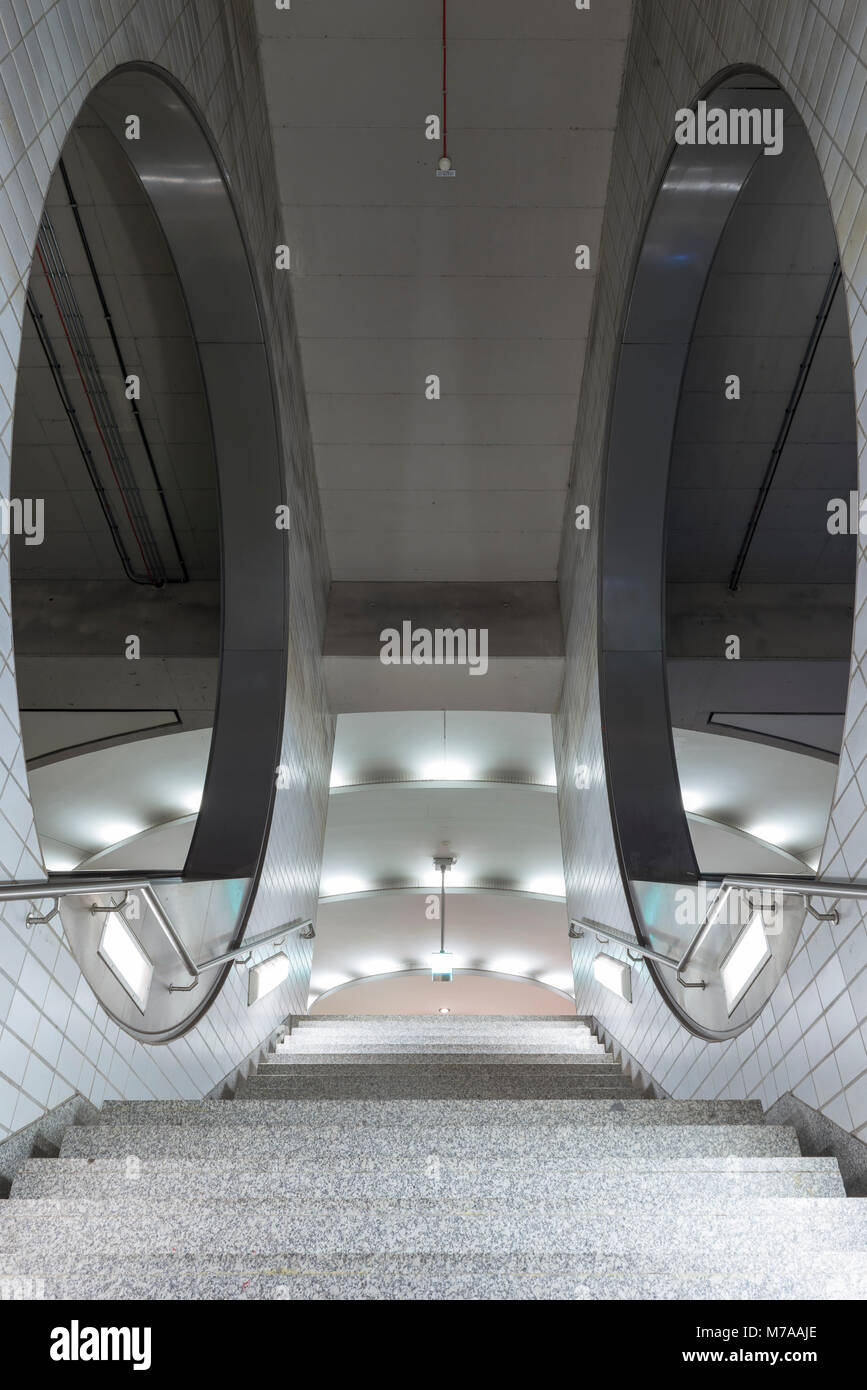Escalier, métro station de métro Bockenheimer Warte, Bockenheim, Frankfurt am Main, Hesse, Allemagne Banque D'Images
