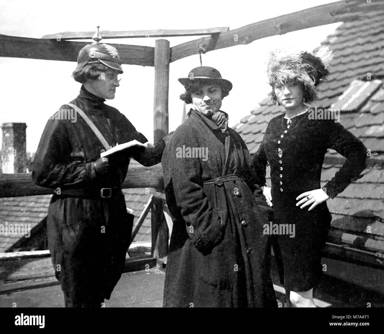 Trois femme, femme jouant de l'agente de police, 1930, Allemagne Banque D'Images