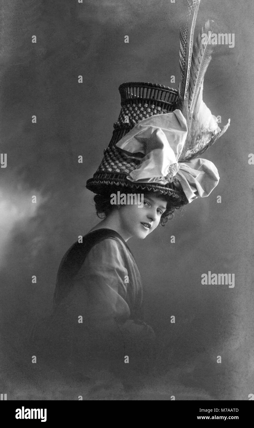 Une poubelle comme un chapeau, de la mode, de la satire, années 1920, Allemagne Banque D'Images