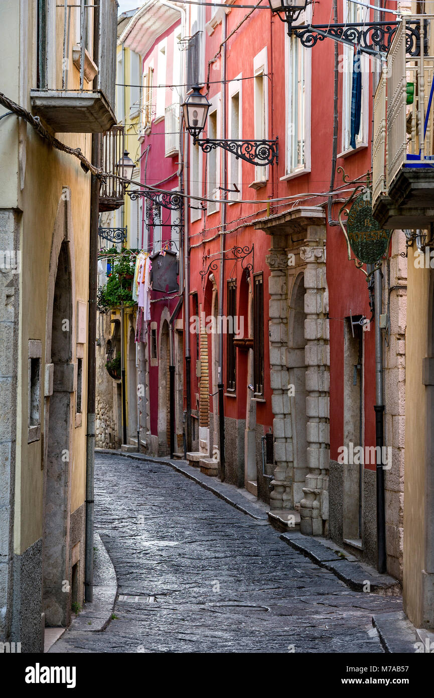Ruelle étroite dans la vieille ville, Campobasso, Molise, Italie Banque D'Images