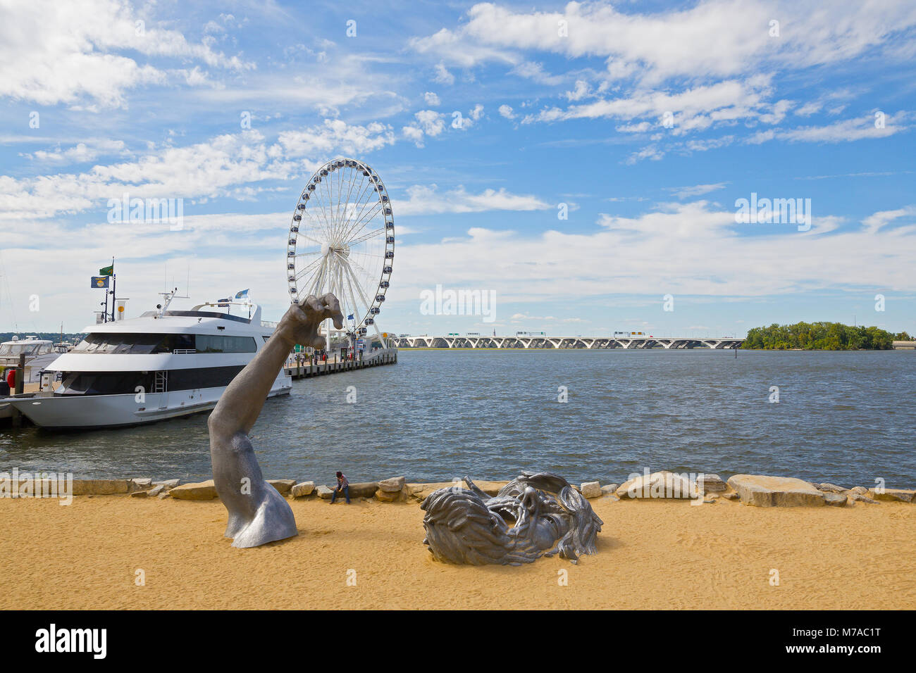 OXON HILL, Maryland, États-Unis - 11 SEPTEMBRE : Sculpture de l'Éveil National Harbor le 11 septembre 2016. La sculpture géante avec vue sur Ferris et W Banque D'Images