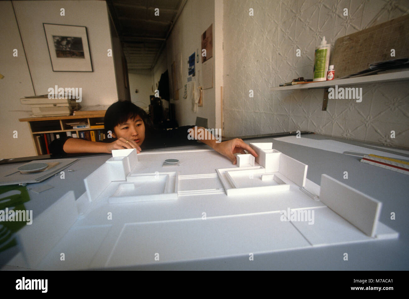 Maya Lin travaille sur un modèle pour memorial dans son studio à Manhattan, New York, 1989. Banque D'Images