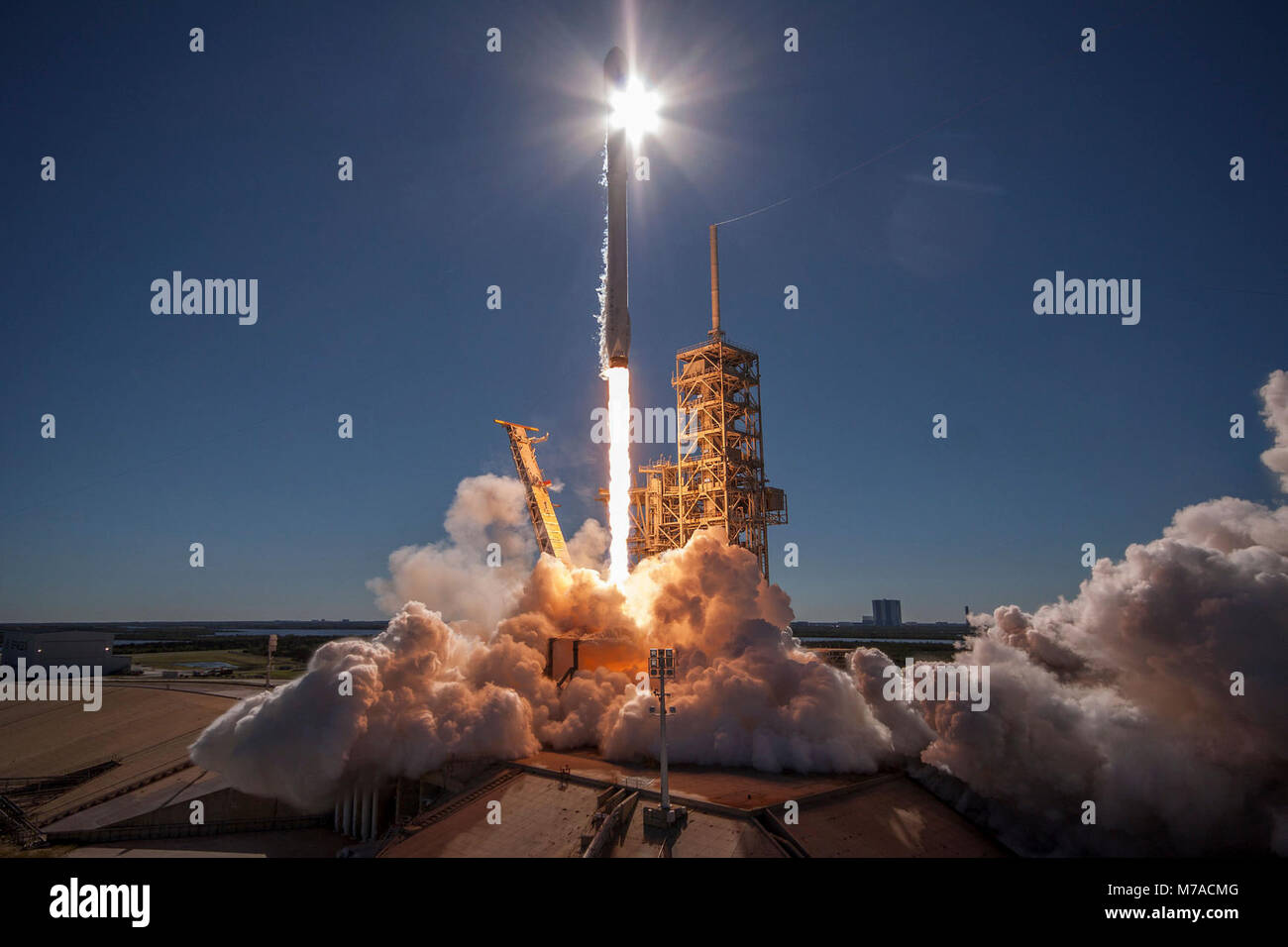 Fusée Falcon 9. La 45e Escadre a aidé l'espace dans le SpaceX lancement réussi d'une fusée Falcon 9 portant le satellite KoreaSat-5A, le 30 octobre 2017, à partir de la NASA au Centre spatial Kennedy, à Cap Canaveral, Floride. Banque D'Images
