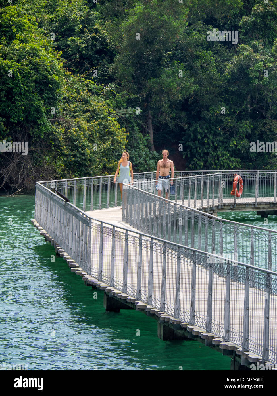 Une promenade côtière, ou l'océan, sur la mer à Chek Jawa terres humides sur l'île de Pulau Ubin, Singapour. Banque D'Images