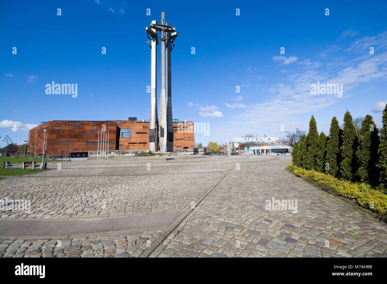 GDANSK, POLOGNE - Le 19 avril 2017 : Trois croix majestueuse avec anchors - monument aux morts ouvriers de chantier naval - victimes de la sanglante grève des travailleurs Banque D'Images
