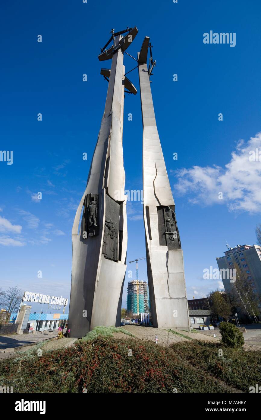 GDANSK, POLOGNE - Le 19 avril 2017 : Trois croix majestueuse avec anchors - monument aux morts ouvriers de chantier naval - victimes de la sanglante grève des travailleurs Banque D'Images