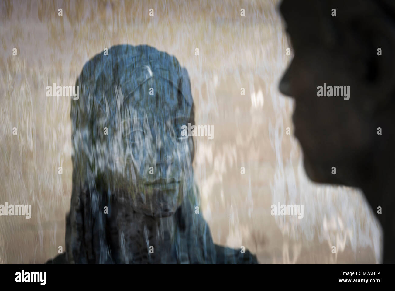 Jeu des ombres des deux statues qui sont séparés par une cascade dans les jardins du château de Trauttmansdorff Merano près en Tyrol du Sud Banque D'Images