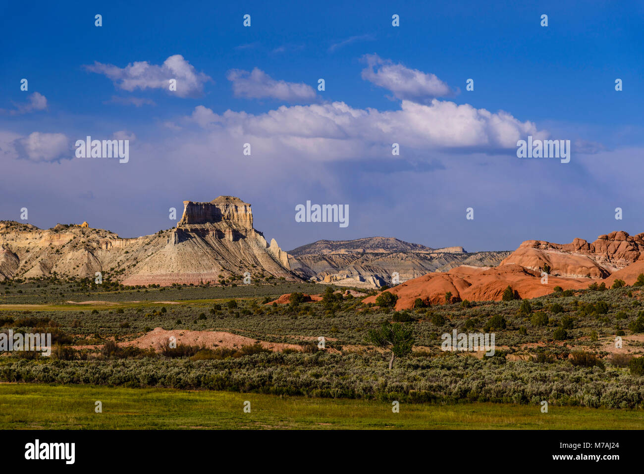 Les USA, Utah, Garfield Comté, Bryce Valley, Cannonville, paysage sur la route de Kodachrome Basin avec promesse rock Banque D'Images