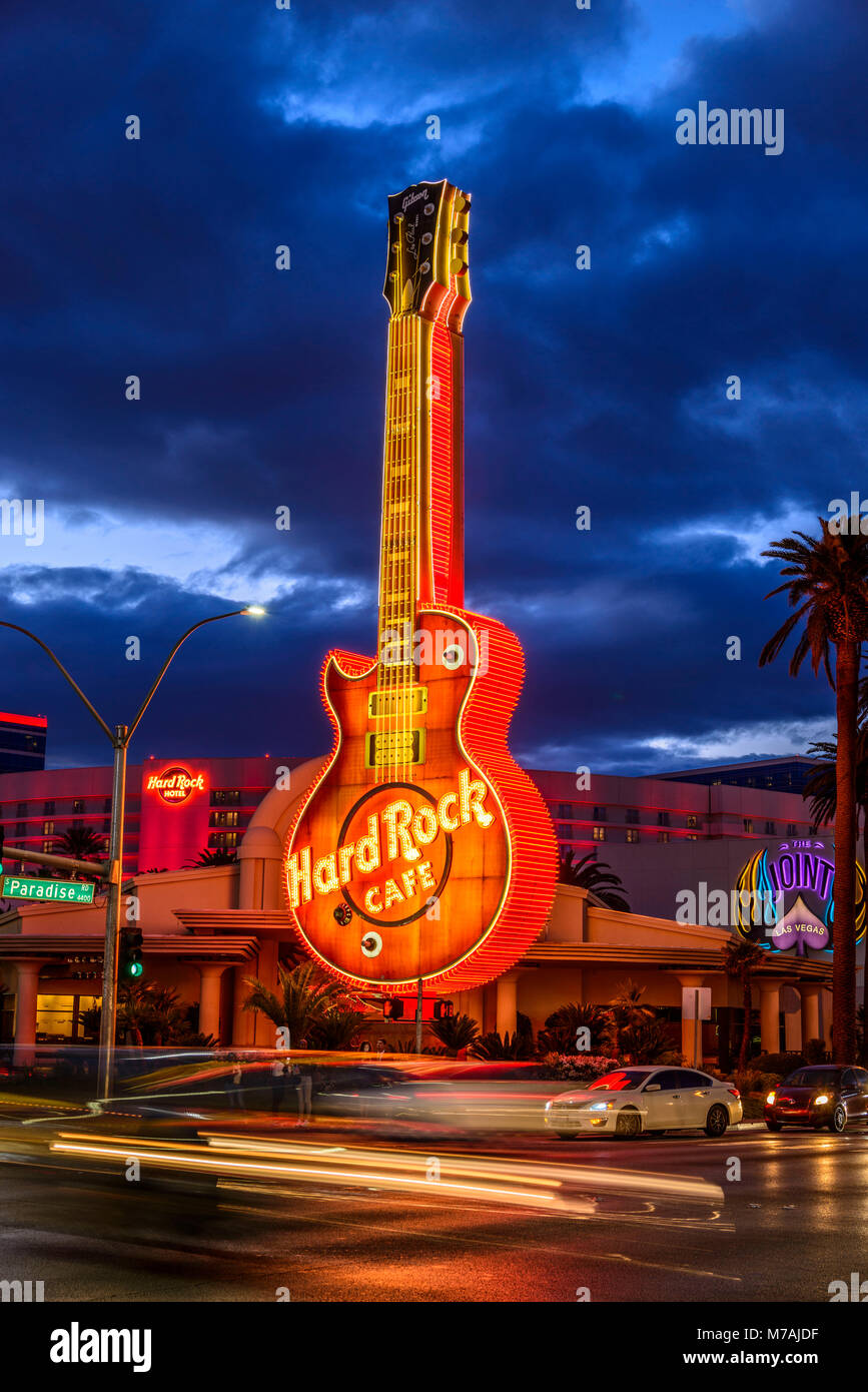 Les USA, Nevada, comté de Clark, Las Vegas, Paradise Road, hard rock cafe, guitare, objet lumineux Banque D'Images