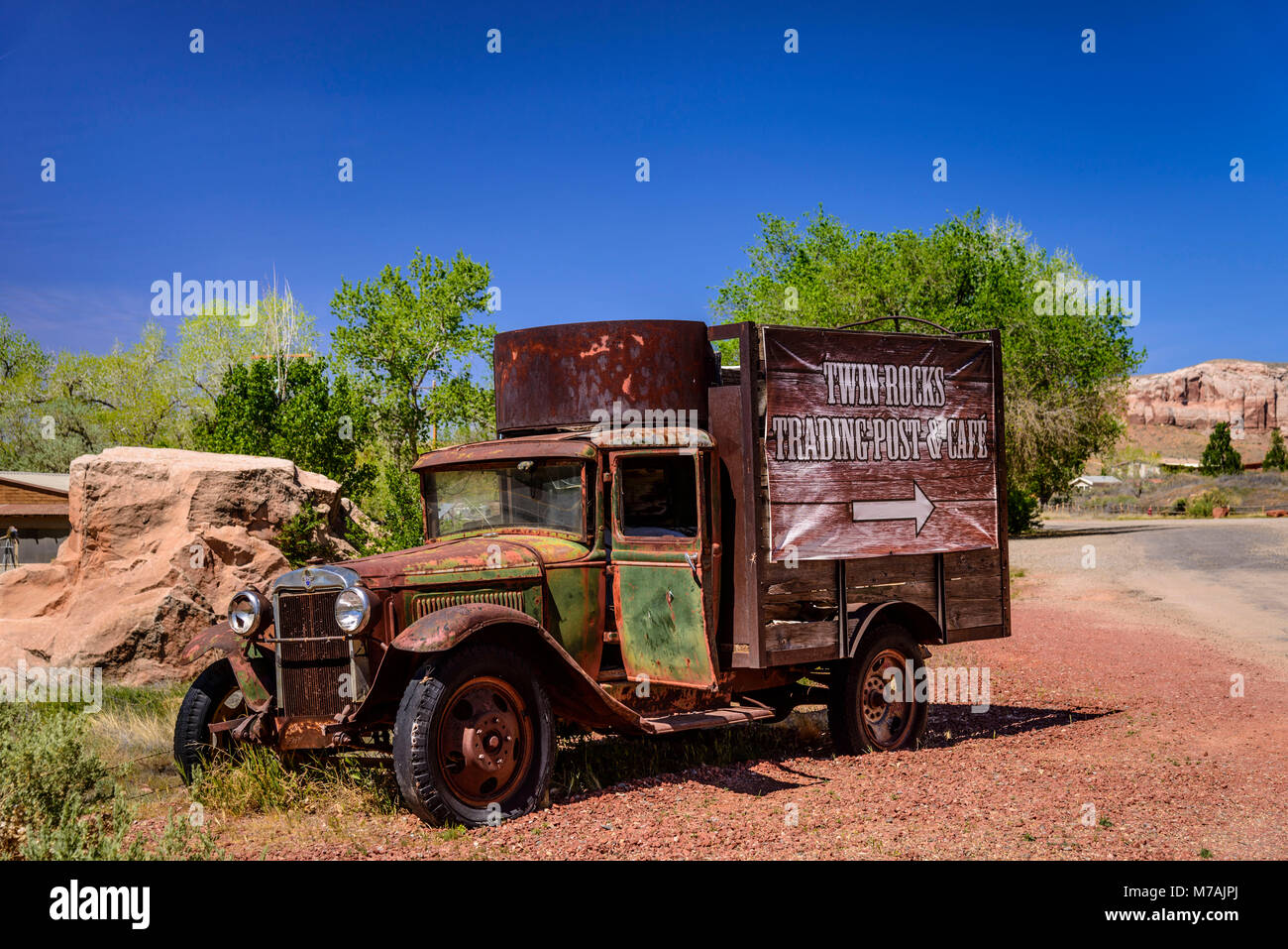 Les États-Unis, l'Utah, le comté de San Juan, Bluff, camion, voiture classique Twin Rocks Trading Post Inscription, café Banque D'Images