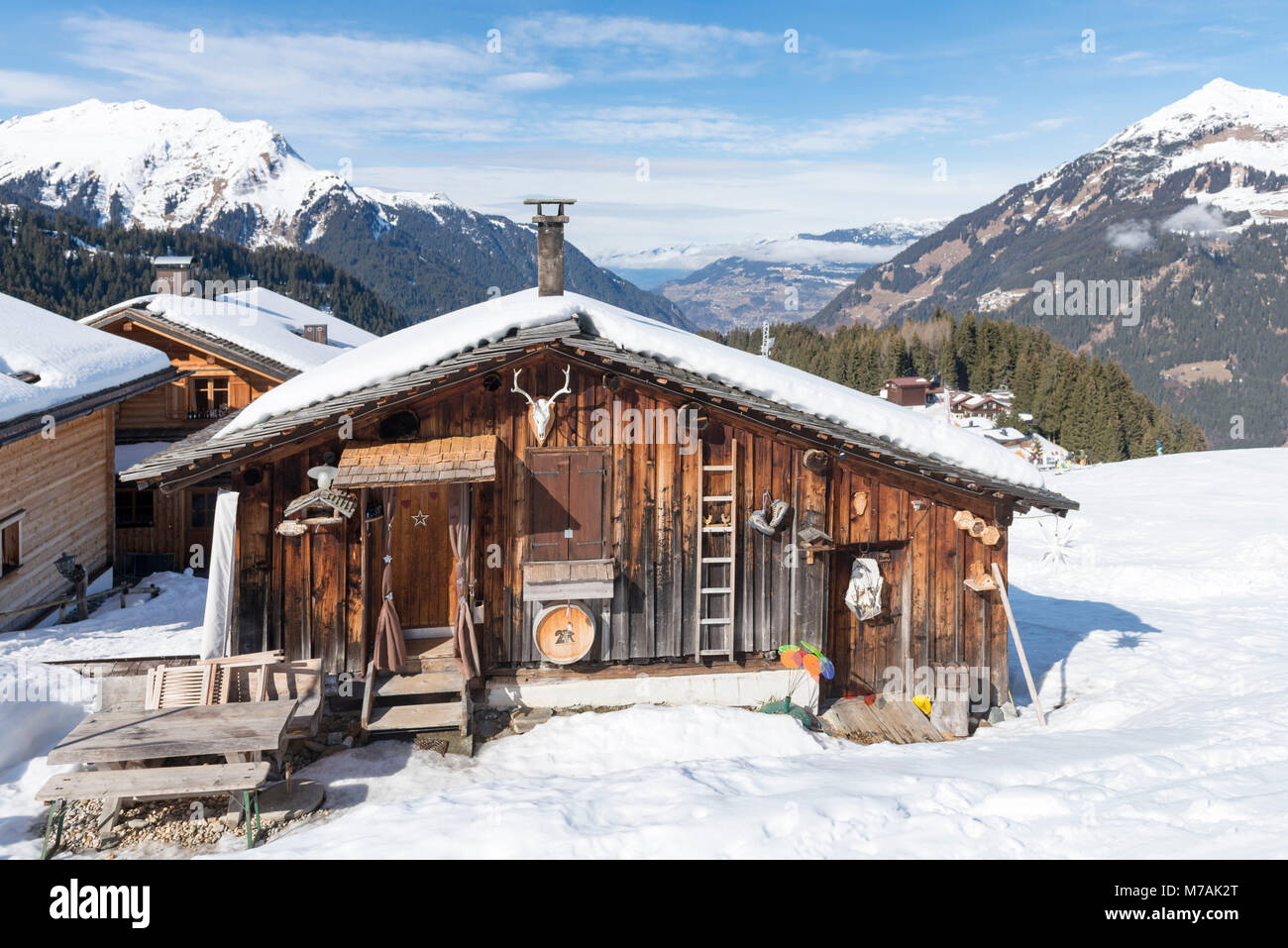 L'Autriche, Montafon, Garfrescha alp village (1550 m), sur le côté supérieur de St.. Détail d'un chalet de ski pittoresque dans le village de l'ALP. Banque D'Images