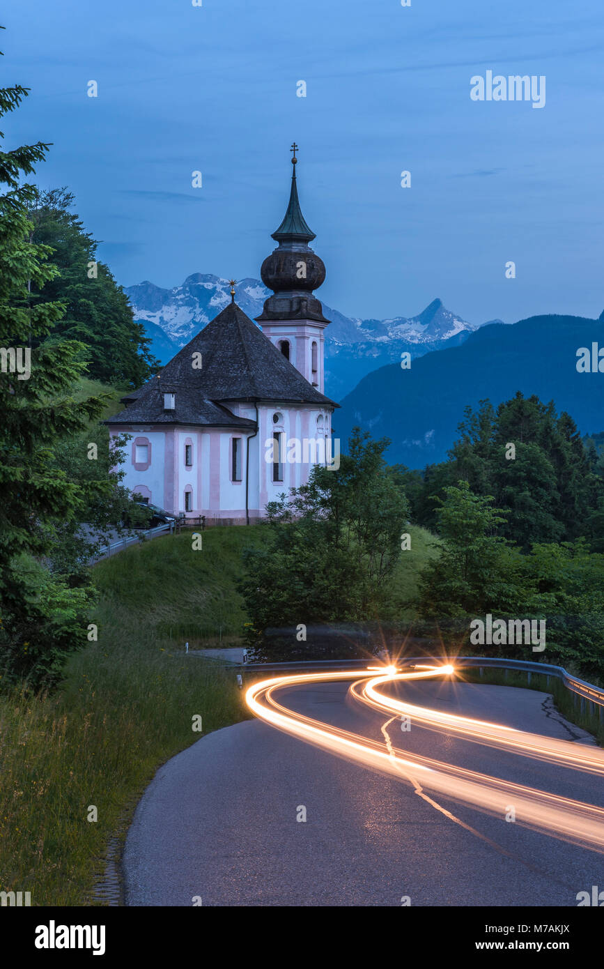 L'Europe, Allemagne, Bavière, Berchtesgadener Land, Berchtesgaden, Wallfahrtskirche Maria Gern, rue, les voies de la lumière, au crépuscule Banque D'Images